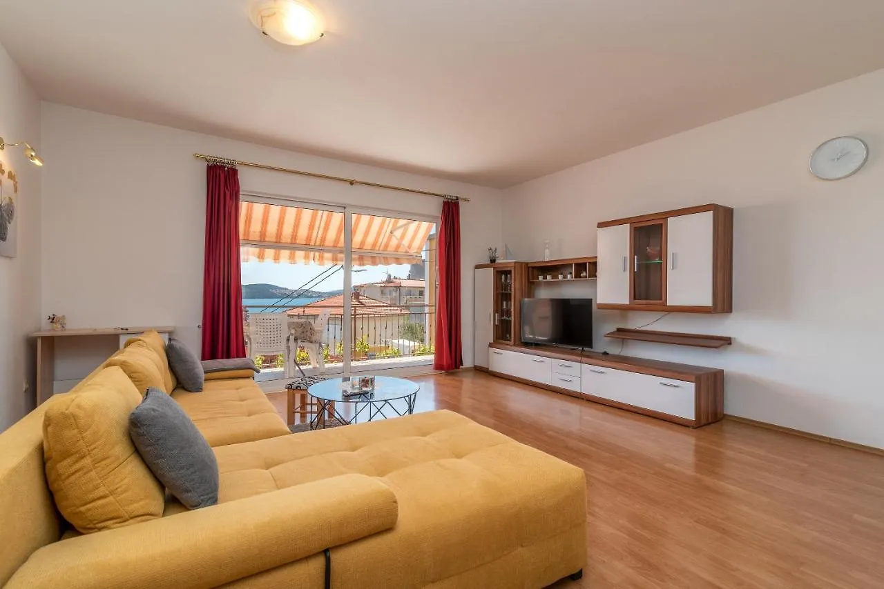 Comfortable Apartment Near The Sea Trogir