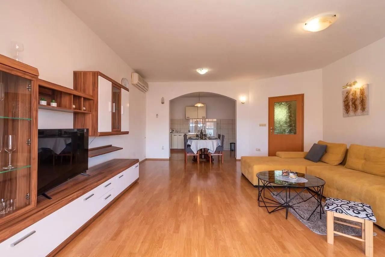 Comfortable Apartment Near The Sea Trogir