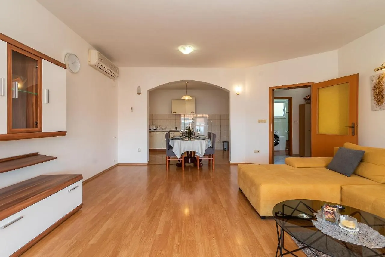 Comfortable Apartment Near The Sea Trogir